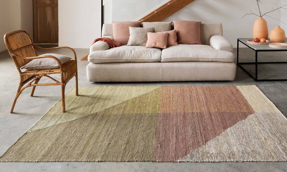 שטיחים מונוכרומטיים, או כאלה המשלבים גוונים של צבע עיקרי אחד, הם טרנד פופולרי שתופס תאוצה