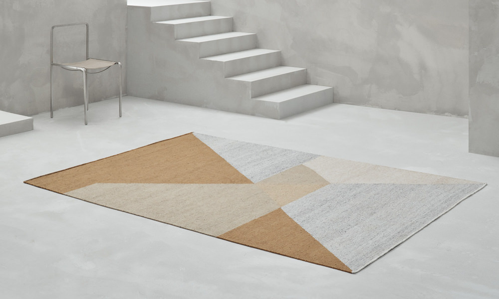 שטיח SNEFRID בעל שכבות גוונים של צבע אחד משותף, יוצר מראה מדויק והרמוני