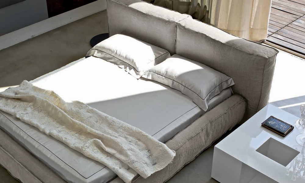 מיטה FLUFF של המעצב MAURO LIPPARINI למותג BONALDO