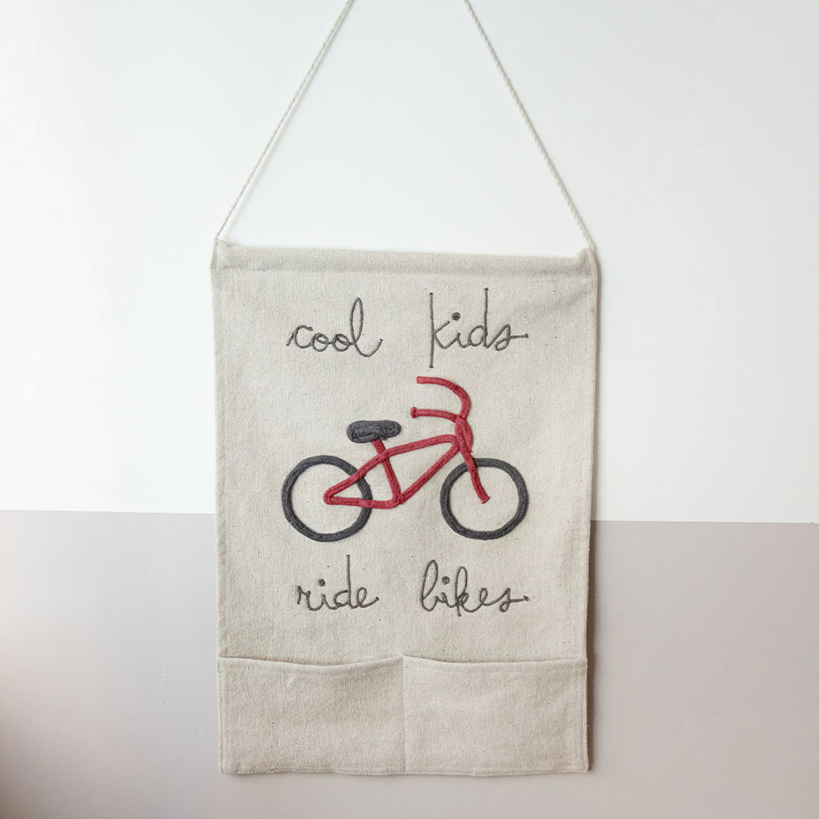 תמונה עם כיסים COOL KIDS RIDE BIKES