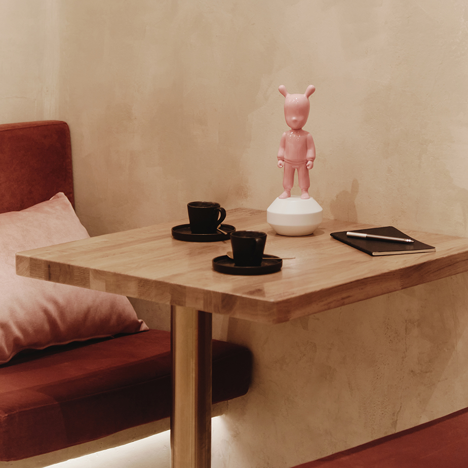 פסלון THE PINK GUEST