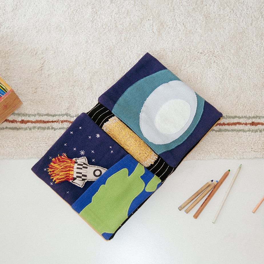 ספר רך חלל SENSORY BOOK