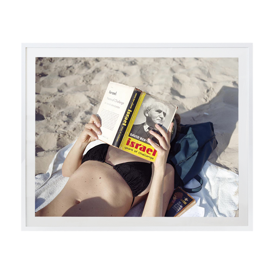 קריאה קלילה (תיירת קוראת על חוף תל אביב)