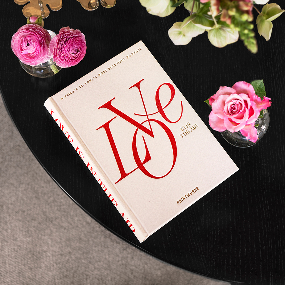 אלבום תמונות LOVE IS IN THE AIR