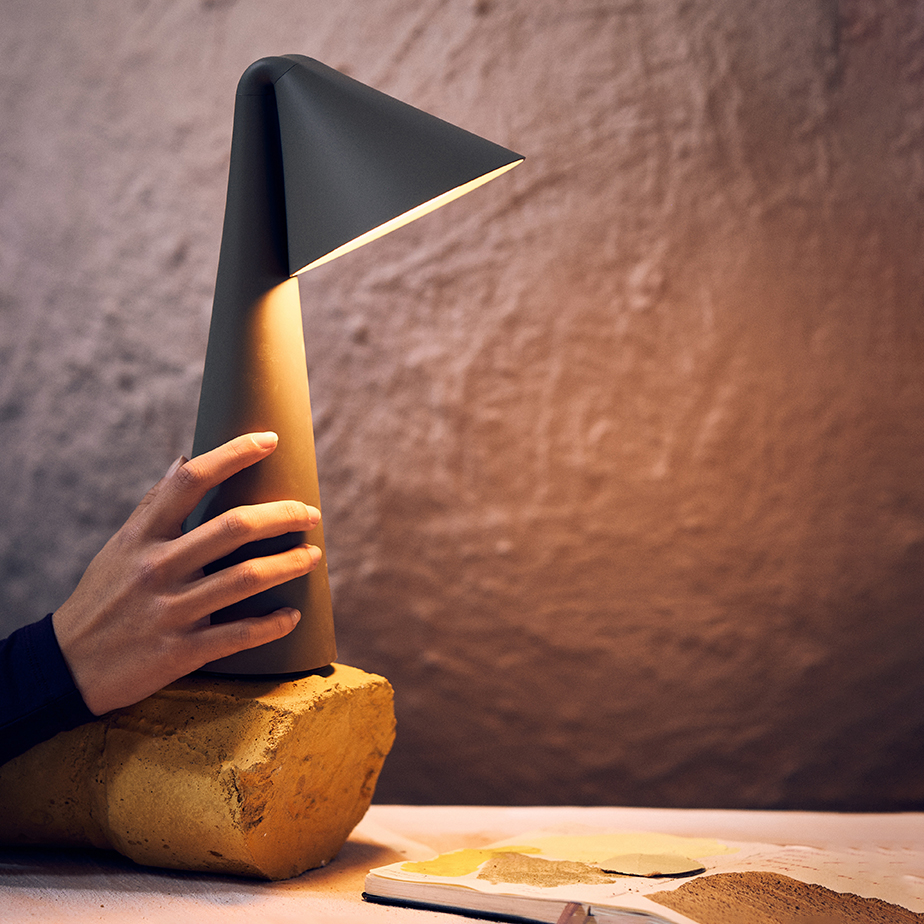 מנורה נטענת AMI