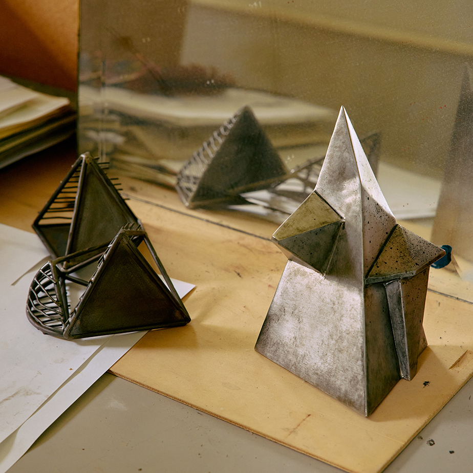 פסל מתכת FORGE