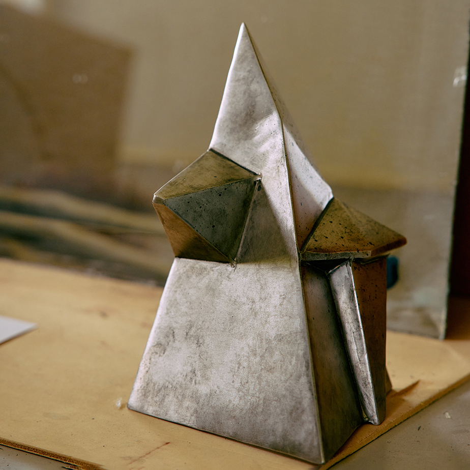 פסל מתכת FORGE